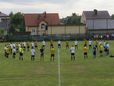 Mecz oldbojów na stadionie Gminnego Klubu Sportowego San Kłyżów.