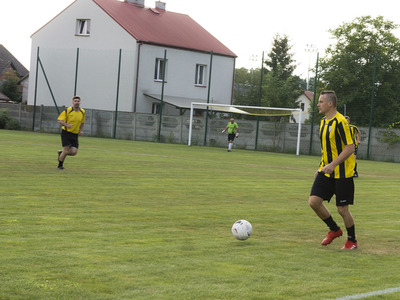 Mecz oldbojów na stadionie Gminnego Klubu Sportowego San Kłyżów.