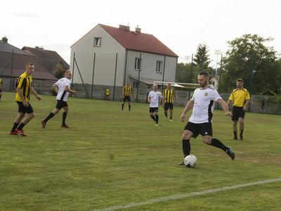 Mecz oldbojów na stadionie Gminnego Klubu Sportowego San Kłyżów.