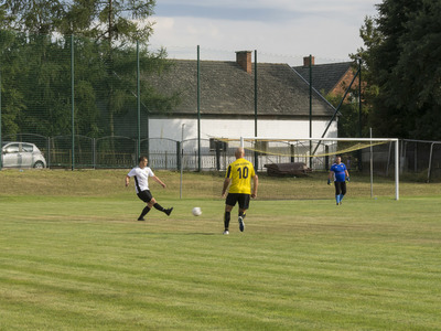 Mecz oldbojów na stadionie Gminnego Klubu Sportowego San Kłyżów.