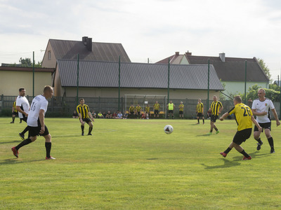 Mecz oldbojów na stadionie Gminnego Klubu Sportowego San Kłyżów.