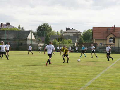 Mecz oldbojów na stadionie Gminnego Klubu Sportowego San Kłyżów.