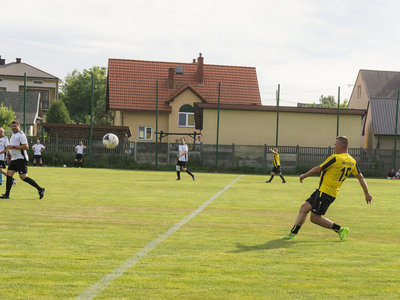 Mecz oldbojów na stadionie Gminnego Klubu Sportowego San Kłyżów.
