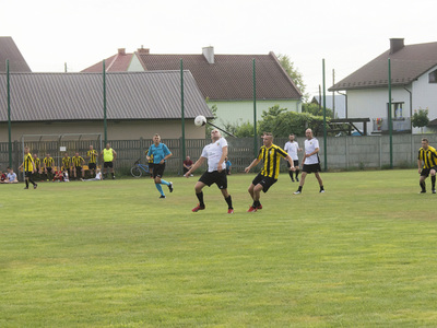 Mecz oldbojów na stadionie Gminnego Klubu Sportowego San Kłyżów.