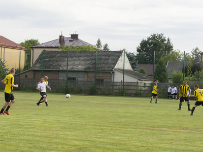 Mecz oldbojów na stadionie Gminnego Klubu Sportowego San Kłyżów.