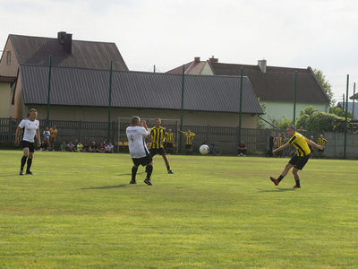 Mecz oldbojów na stadionie Gminnego Klubu Sportowego San Kłyżów.