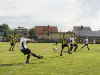 Mecz oldbojów na stadionie Gminnego Klubu Sportowego San Kłyżów.