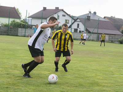 Mecz oldbojów na stadionie Gminnego Klubu Sportowego San Kłyżów.