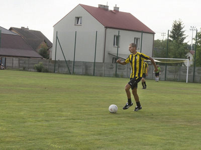 Mecz oldbojów na stadionie Gminnego Klubu Sportowego San Kłyżów.