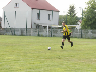 Mecz oldbojów na stadionie Gminnego Klubu Sportowego San Kłyżów.