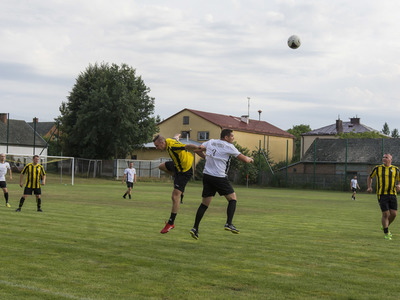 Mecz oldbojów na stadionie Gminnego Klubu Sportowego San Kłyżów.
