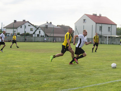 Mecz oldbojów na stadionie Gminnego Klubu Sportowego San Kłyżów.