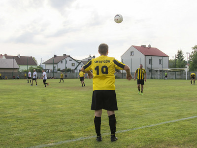 Mecz oldbojów na stadionie Gminnego Klubu Sportowego San Kłyżów.