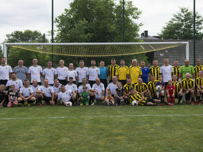 Mecz oldbojów na stadionie Gminnego Klubu Sportowego San Kłyżów.