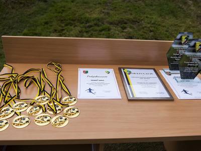 Mecz oldbojów na stadionie Gminnego Klubu Sportowego San Kłyżów - medale, list gratulacyjny i dyplomy.