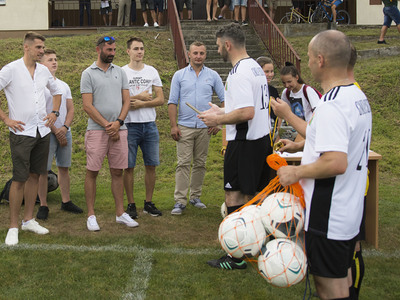 Mecz oldbojów na stadionie Gminnego Klubu Sportowego San Kłyżów - wręczenie medali.
