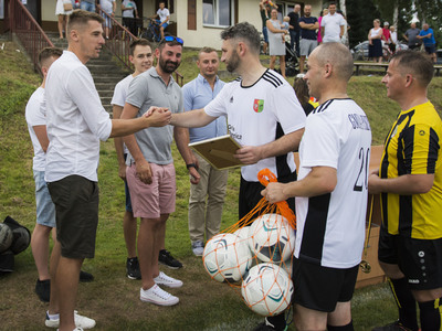 Mecz oldbojów na stadionie Gminnego Klubu Sportowego San Kłyżów - wręczenie medali.
