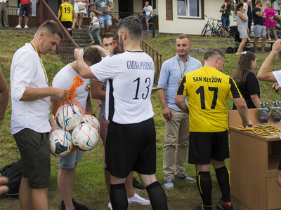 Mecz oldbojów na stadionie Gminnego Klubu Sportowego San Kłyżów - wręczenie medali.