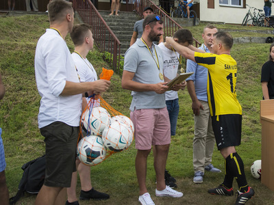 Mecz oldbojów na stadionie Gminnego Klubu Sportowego San Kłyżów - wręczenie medali.