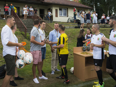 Mecz oldbojów na stadionie Gminnego Klubu Sportowego San Kłyżów - wręczenie medali.