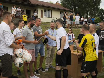Mecz oldbojów na stadionie Gminnego Klubu Sportowego San Kłyżów - wręczenie medali.
