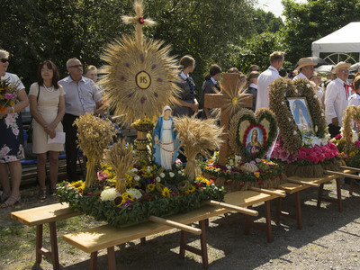 Dożynki na placu przy kościele parafialnym w Jastkowicach - Msza Święta