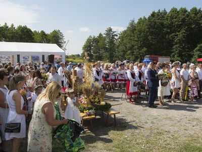 Dożynki na placu przy kościele parafialnym w Jastkowicach - Msza Święta