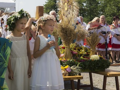 Dożynki na placu przy kościele parafialnym w Jastkowicach - Msza Święta