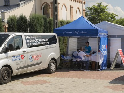 Dożynki na placu przy kościele parafialnym w Jastkowicach - punkt szczepień