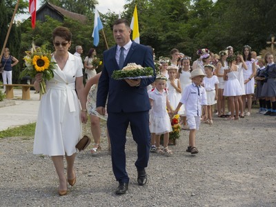 Dożynki na placu przy kościele parafialnym w Jastkowicach