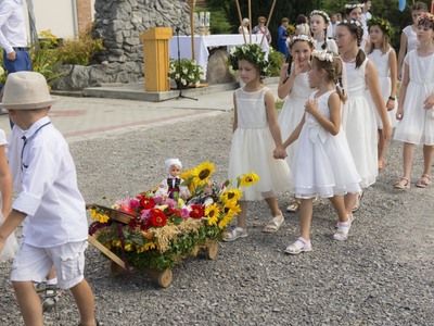 Dożynki na placu przy kościele parafialnym w Jastkowicach