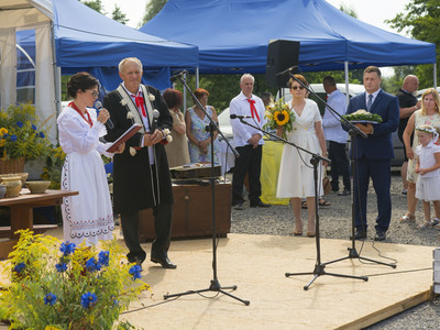 Dożynki na placu przy kościele parafialnym w Jastkowicach