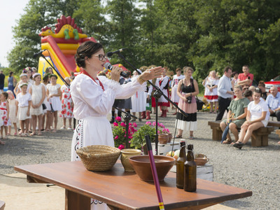 Dożynki na placu przy kościele parafialnym w Jastkowicach