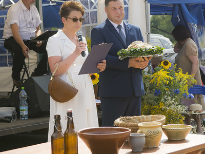 Dożynki na placu przy kościele parafialnym w Jastkowicach