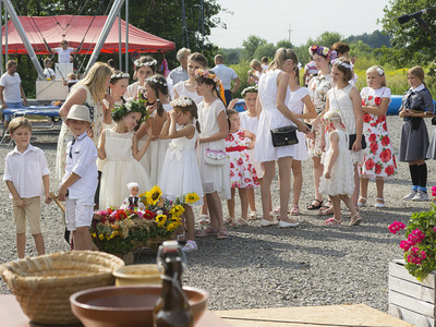 Dożynki na placu przy kościele parafialnym w Jastkowicach