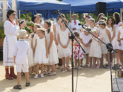 Dożynki na placu przy kościele parafialnym w Jastkowicach