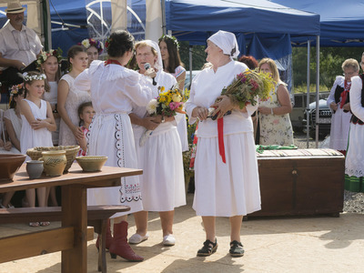 Dożynki na placu przy kościele parafialnym w Jastkowicach