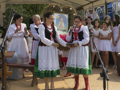 Dożynki na placu przy kościele parafialnym w Jastkowicach