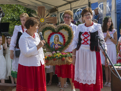 Dożynki na placu przy kościele parafialnym w Jastkowicach
