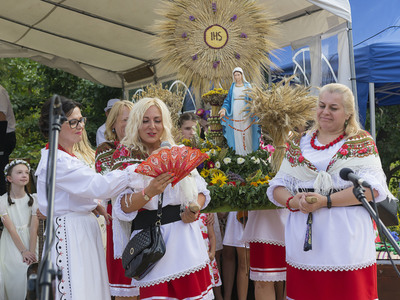 Dożynki na placu przy kościele parafialnym w Jastkowicach