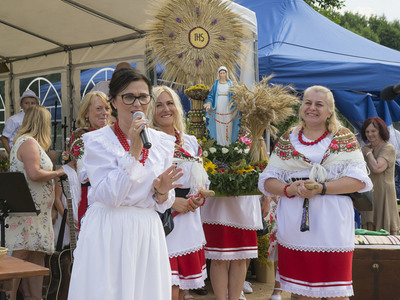 Dożynki na placu przy kościele parafialnym w Jastkowicach