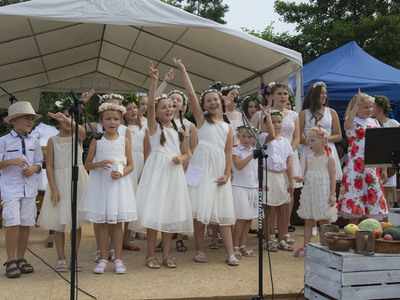 Dożynki na placu przy kościele parafialnym w Jastkowicach - występ scholi parafialnej „Na drugi brzeg”