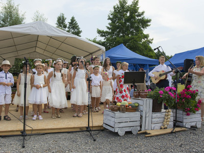 Dożynki na placu przy kościele parafialnym w Jastkowicach - występ scholi parafialnej „Na drugi brzeg”