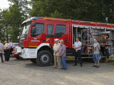 Dożynki na placu przy kościele parafialnym w Jastkowicach