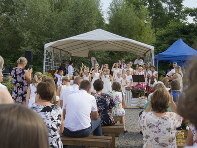 Dożynki na placu przy kościele parafialnym w Jastkowicach - występ scholi parafialnej „Na drugi brzeg”