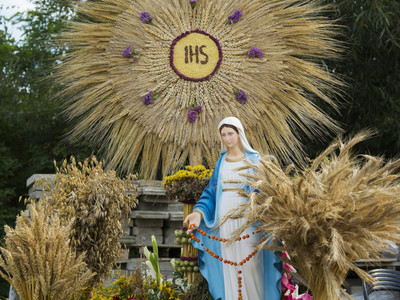 Dożynki na placu przy kościele parafialnym w Jastkowicach - wieńce dożynkowe
