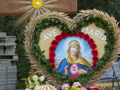 Dożynki na placu przy kościele parafialnym w Jastkowicach - wieńce dożynkowe