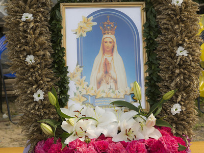 Dożynki na placu przy kościele parafialnym w Jastkowicach - wieńce dożynkowe