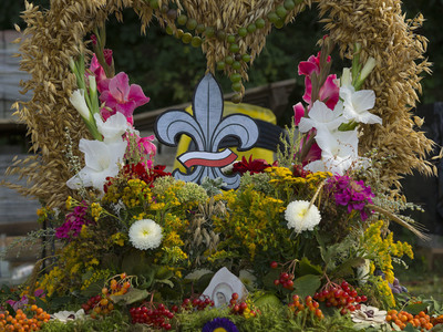 Dożynki na placu przy kościele parafialnym w Jastkowicach - wieńce dożynkowe