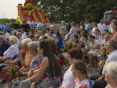 Dożynki na placu przy kościele parafialnym w Jastkowicach